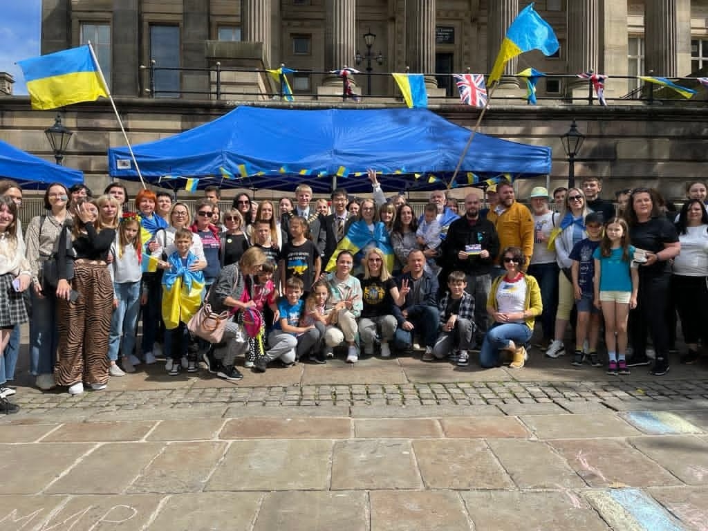 Перша вулична акція в Престоні на підтримку України. Серпень 2022 року. Престон, площа Flag Market. Зібрані тоді кошти на тепловізор передали Катерині Лук’яненко