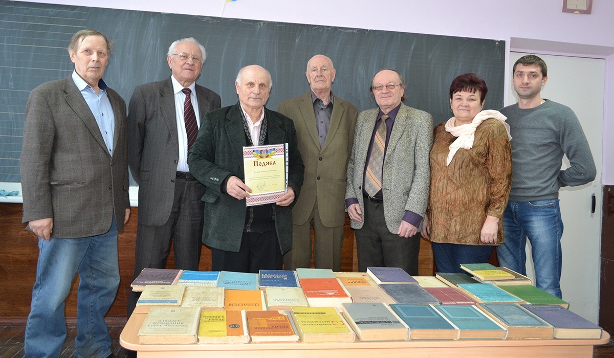 Передача книг рідному інституту. І.В. Воловик, Ф.М. Лиман, М.С. Донцов, В.Ф. Власенко, В. Д. Погребний, С.В. Петренко, С.М. Донцов. СДПУ 2016 рік.