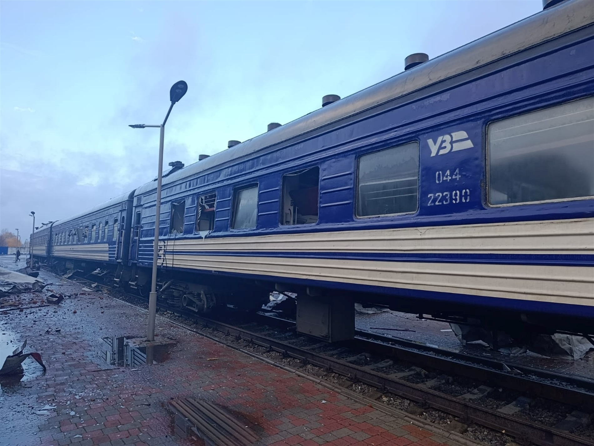Ніч – у підвалі, під вибухами, ранком – чекали на платформі пасажирів