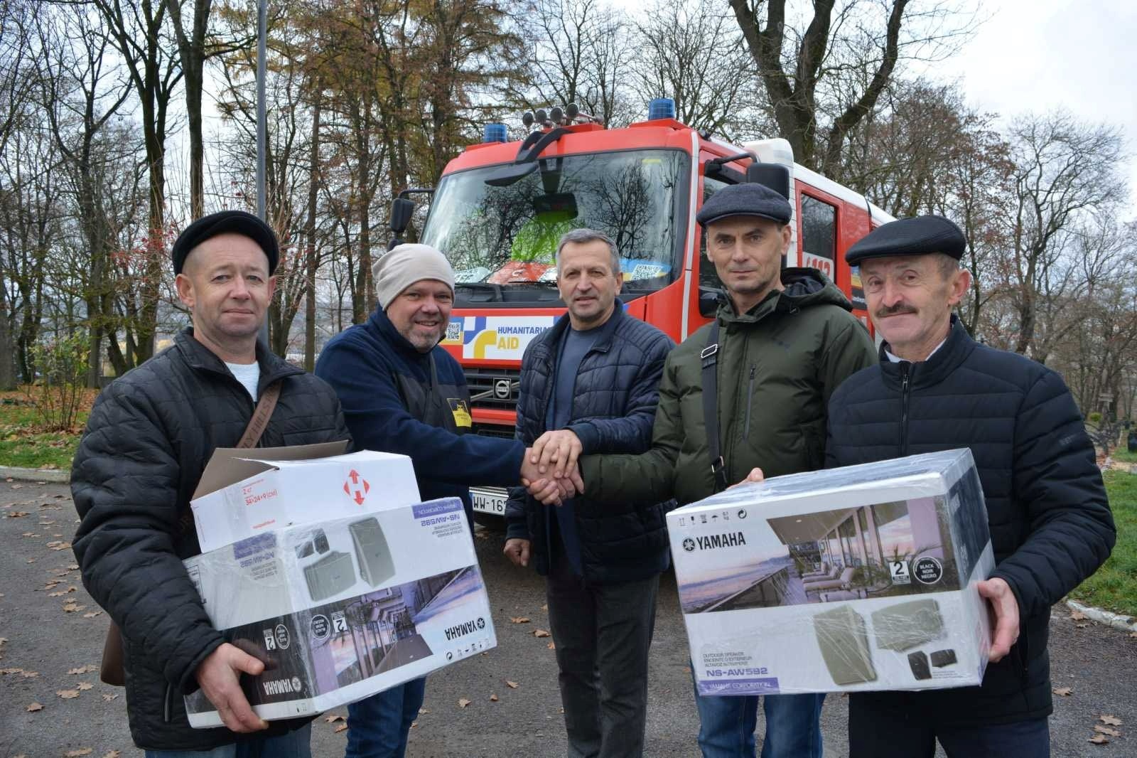 Працюють на українську перемогу: Білопільська громада отримала пожежне авто від благодійників