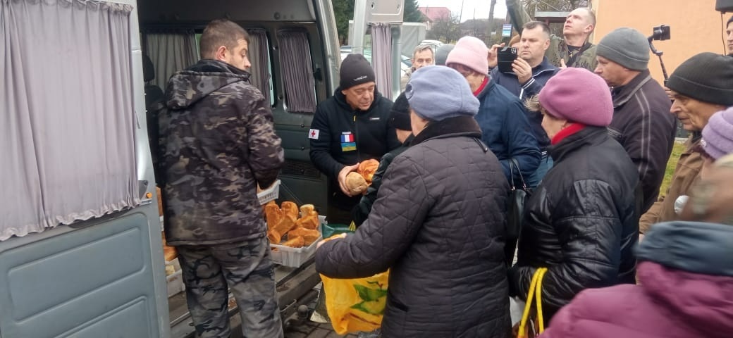 Тепло хліба і людських сердець: волонтери з Франції підтримують прикордоння Сумщини