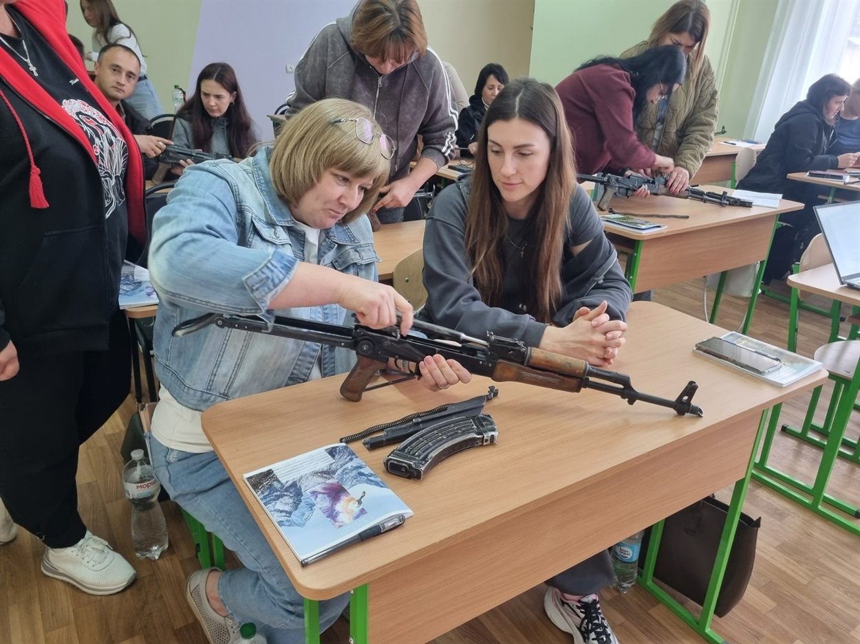 Вправлятися зі зброєю вчилася Тетяна Бурнос із Хмелівської громади.