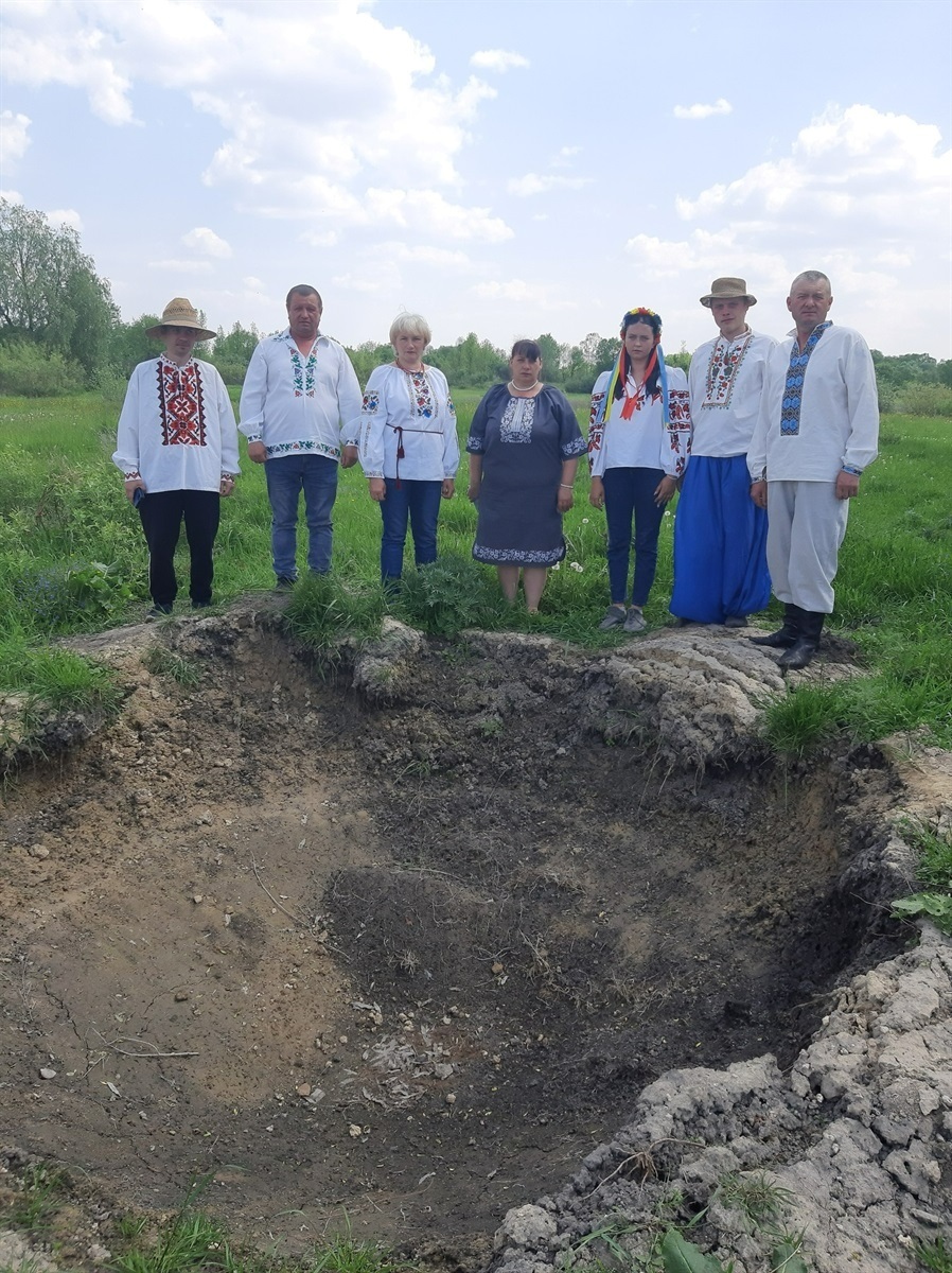 19 травня 2022 року в День вишиванки працівники Будинку культури біля вирви від бомби.