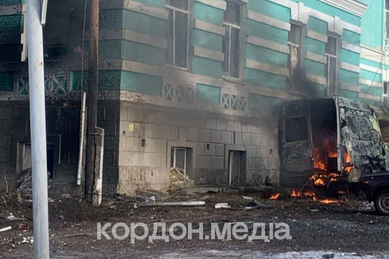 Вранці 15 січня росіяни вдарили керованою авіабомбою по центру Білопілля: є загиблий та поранені