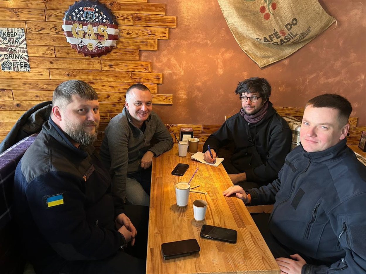 Рятувальники Олег Стрілка та Артем Ніколаєнко з журналістами з Чехії Томашем Броліком та Ондржеєм Кундрою.