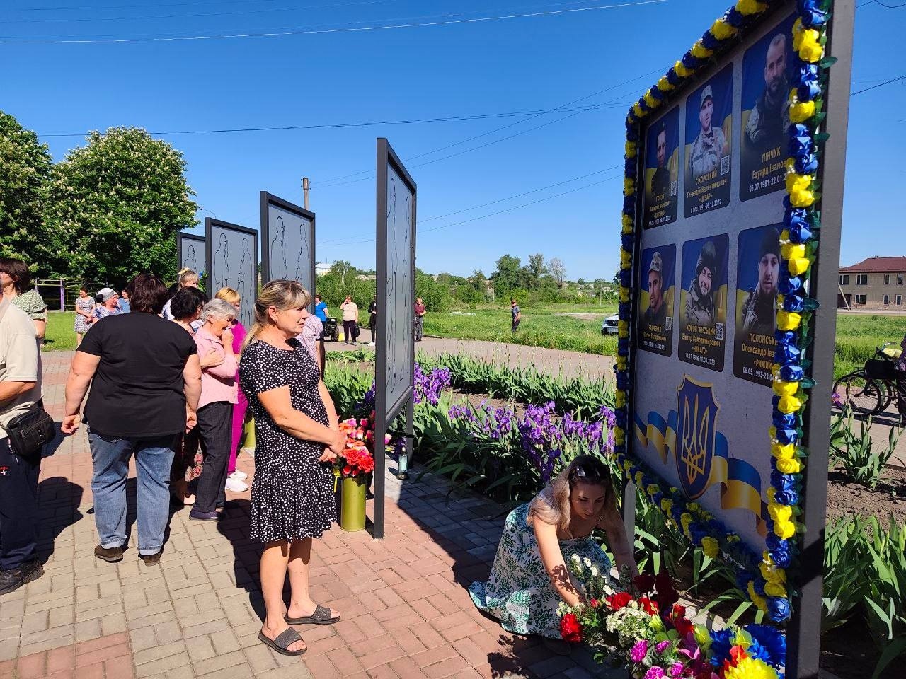 У Миколаївці напередодні Дня Героїв вшанували борців за волю та незалежність України