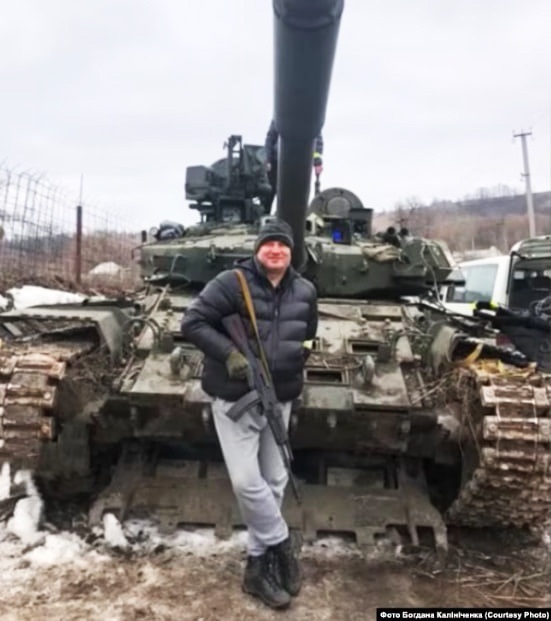 Трофеї, які ДФТГ конфіскували у противника на Сумщині у лютому 2022 року. В'ячеслав Бершов біля російського танка поблизу Сум