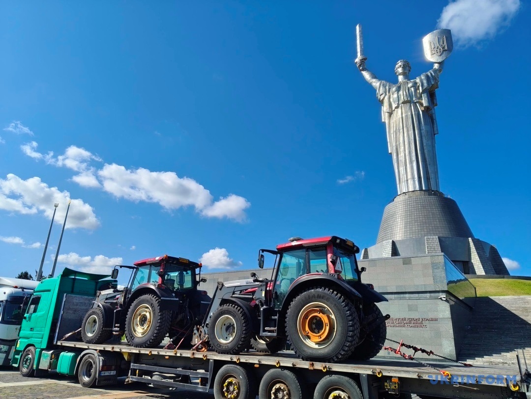 Фінське місто Вантаа передало Ізюму трактори, тягач і генератори