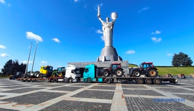 Фінське місто Вантаа передало Ізюму трактори, тягач і генератори