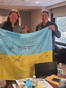 Прапор, підписаний біцями підрозділу. де служить Павло і його побратими, сьогодні як реліквія у Нью-Йоркському офісі телекомпанії СВS