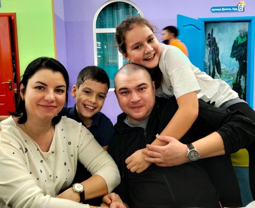 За кілька днів до війни Артем зустрівся зі своїми племінниками та сестрою Оленою.